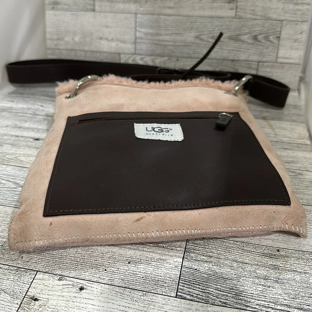 UGG AUSTRALIA PINK SHEARLING POCKET MESSENGER SLIMPACK CROSSBODY BAG - Picture 3 of 7